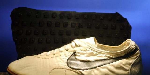 sneakers-bill-bowerman-olympic-shoe-9-22-9181821